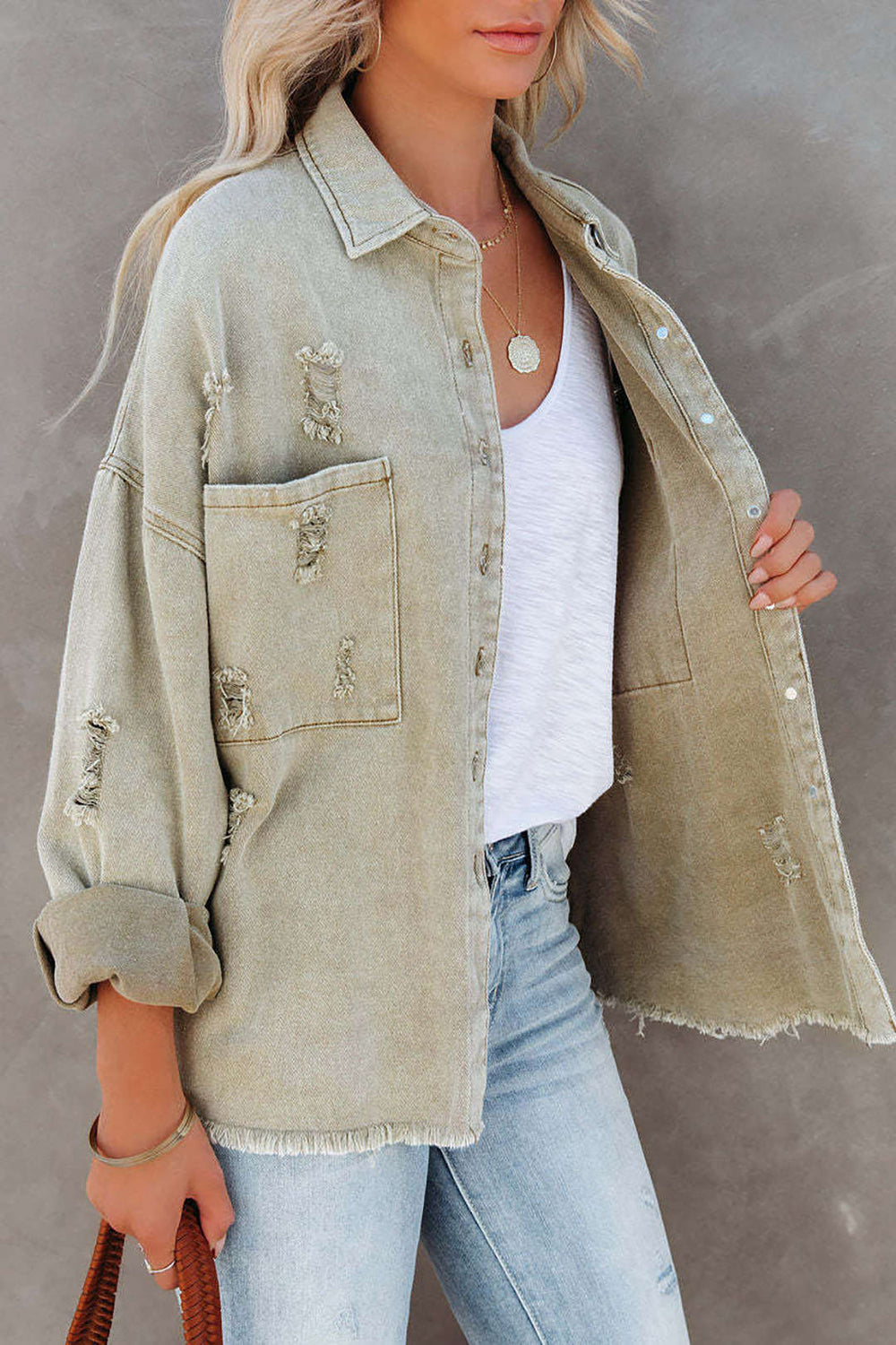 Leona dames spijkerjack in lichtgroen met unieke, gescheurde details. Casual en trendy voor vrouwen.
