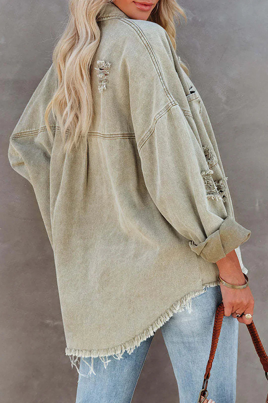 Oversized lichtgroen dames jack, gescheurd denim, perfect voor een casual en rebelse zomerlook.