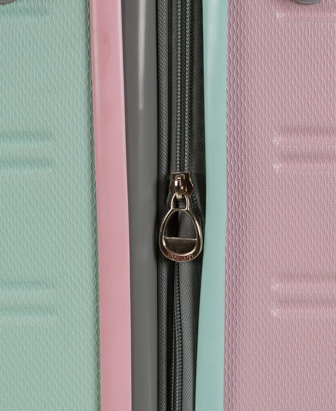 Suikerspinroze lichtgewicht handbagage koffer, uitbreidbaar en met soepele spinnerwielen voor reizigers.