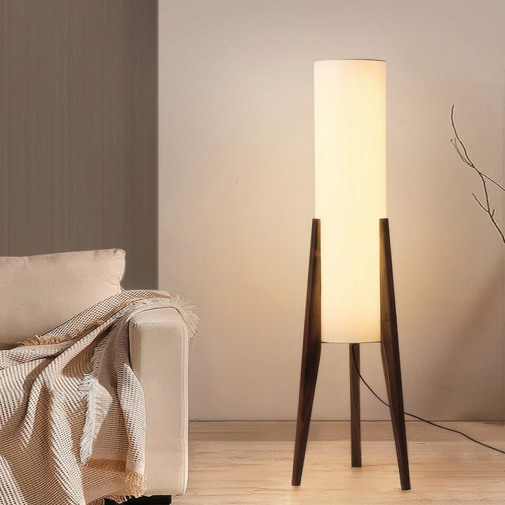 Stijlvolle walnotenhouten LIGNELUX vloerlamp, met energiezuinige dimbare LED-verlichting, perfect voor slaapkamer.