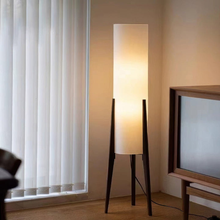Detailopname van de LIGNELUX walnotenhouten vloerlamp, toont strakke Scandinavische lijnen en dimbare LED-functie.