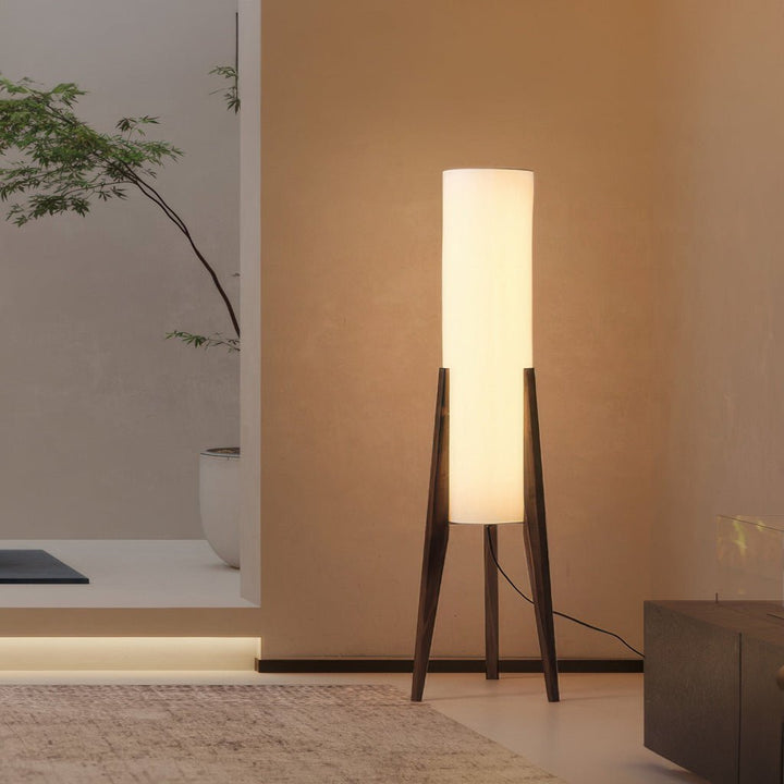 Moderne LIGNELUX design vloerlamp van walnotenhout; dimbare LED sfeerverlichting creëert warmte in elke kamer.