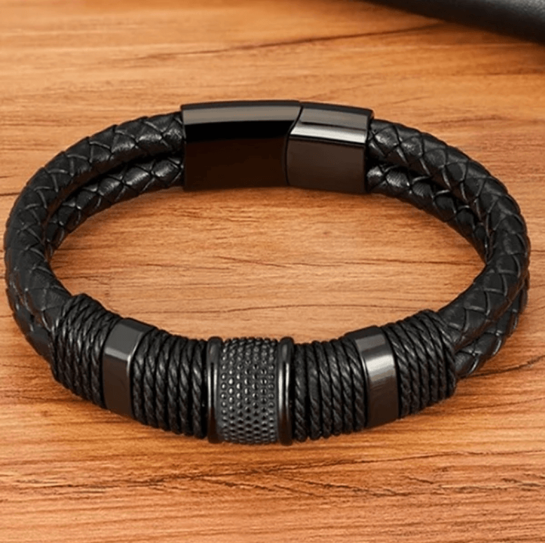 Tijdloze zwarte gevlochten herenarmband, een veelzijdig accessoire dat nooit uit de mode raakt.