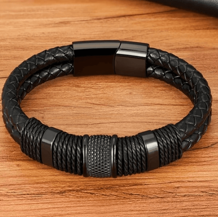 Tijdloze zwarte gevlochten herenarmband, een veelzijdig accessoire dat nooit uit de mode raakt.