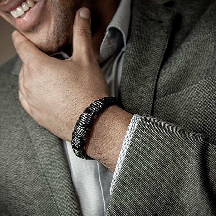 Eenvoudige, minimalistische gevlochten herenarmband in zwart, geschikt voor een subtiele look.