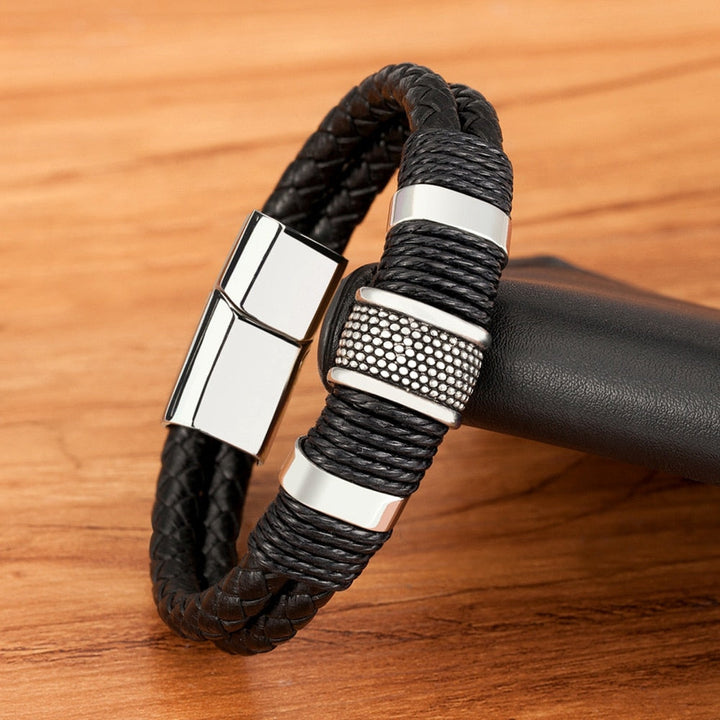 Zwarte gevlochten herenarmband in een elegante geschenkdoos, ideaal als cadeau voor mannen.