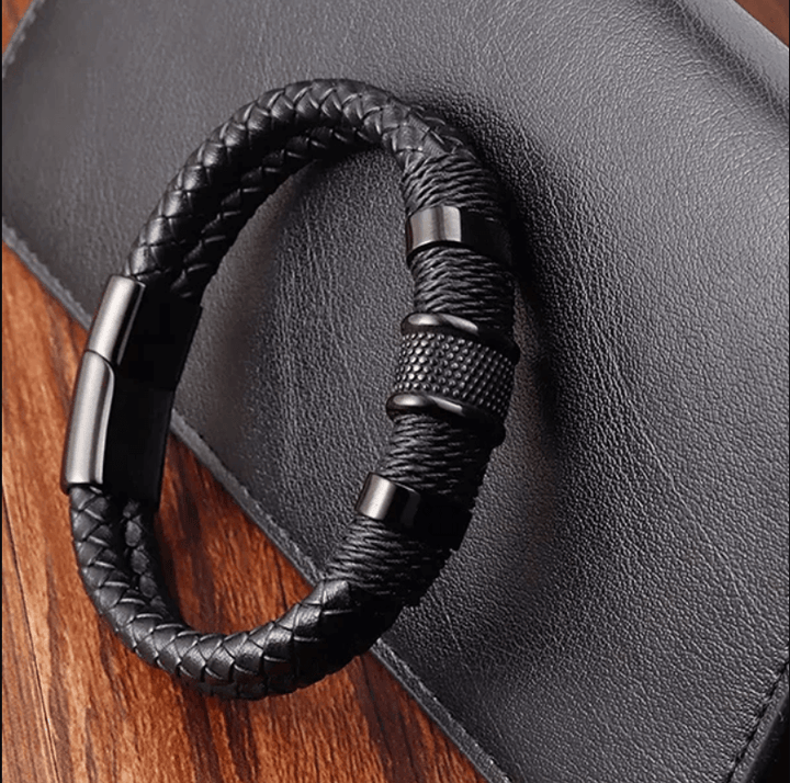 Duurzame gevlochten herenarmband van roestvrij staal, bestand tegen slijtage en verkleuring.