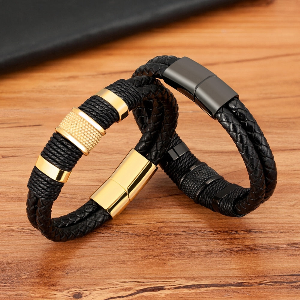 Detailopname van de zwarte gevlochten herenarmband, met focus op de fijne vlechting en textuur.