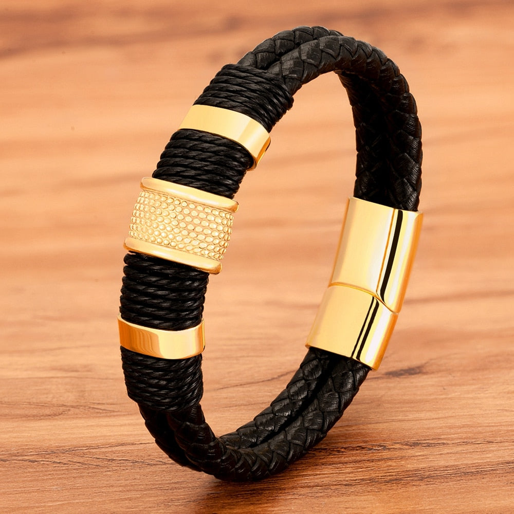 Zwarte heren armband met glanzende roestvrijstalen magnetische sluiting, die veiligheid en gemak biedt.