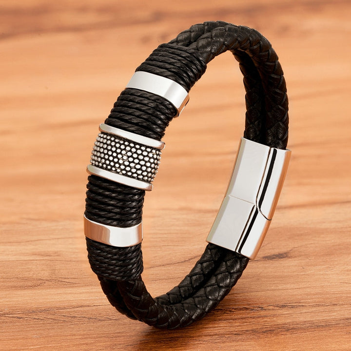 Gevlochten herenarmband in goudkleurig roestvrij staal met veilige magnetische sluiting. Elegant accessoire.