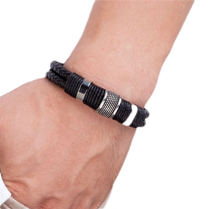 Heren gevlochten armband zwart, roestvrijstalen magnetische sluiting. Stijlvol en comfortabel voor elke dag.