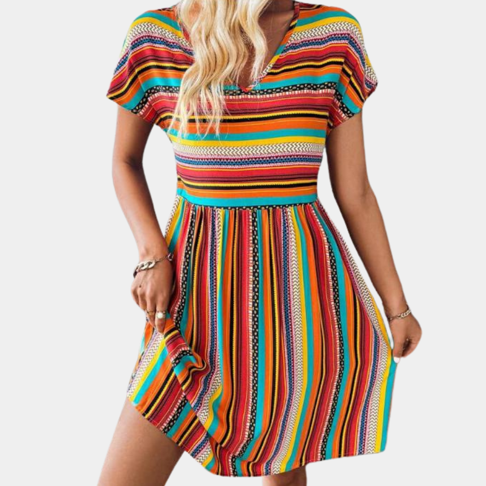 Linae gestreepte dames zomerjurk met korte mouwen; comfortabel en luchtig voor een casual vakantie of stranddag.