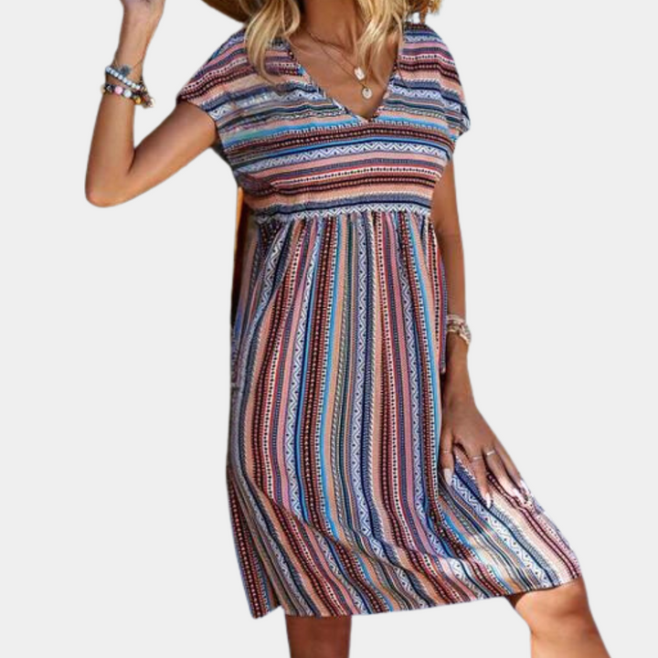 Linae gestreepte dames zomerjurk; een luchtige casual jurk met korte mouwen, perfect voor vakantie en strand.