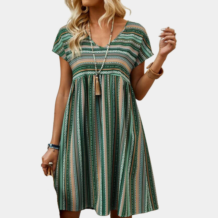 Stijlvolle gestreepte dames zomerjurk met korte mouwen; comfortabel, flatterend en ideaal voor elke casual zomeroutfit.