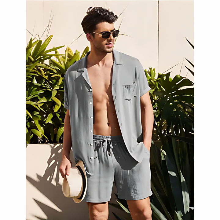 Relaxte man in Jairo linnen zomerset, genietend van een zonnige dag; perfecte strand- en vakantiekleding.