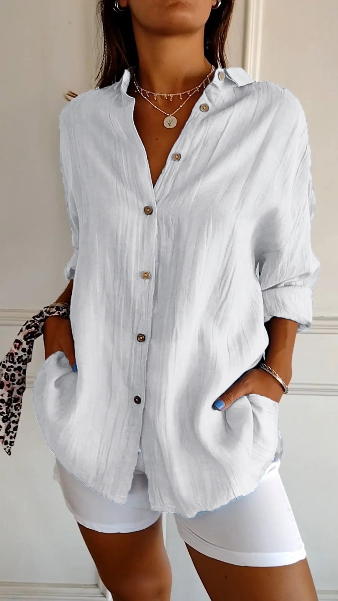 Elegante loszittende damesblouse; modieuze vrouwenmode met lange mouwen voor een chique uitstraling.