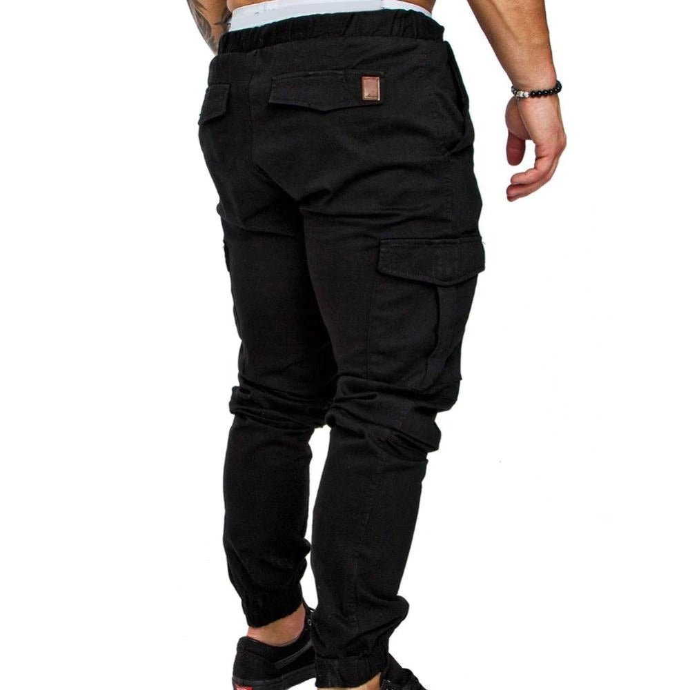 Duurzame heren cargo broek getoond in casual stijl met tapered pijpen