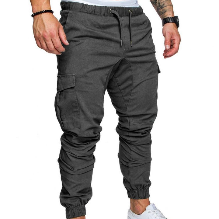 Lucas heren cargo broek in donkergrijs met elastische taille gedragen door een man