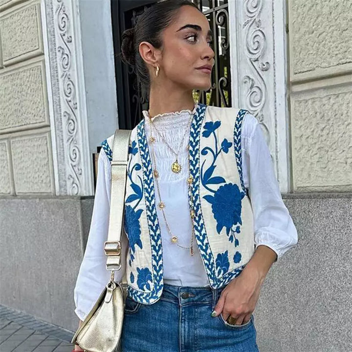 "Luchtig Gilda Wildflower gilet met crèmewitte kleur en bloemmotief, perfecte veelzijdige zomermode voor vrouwen."