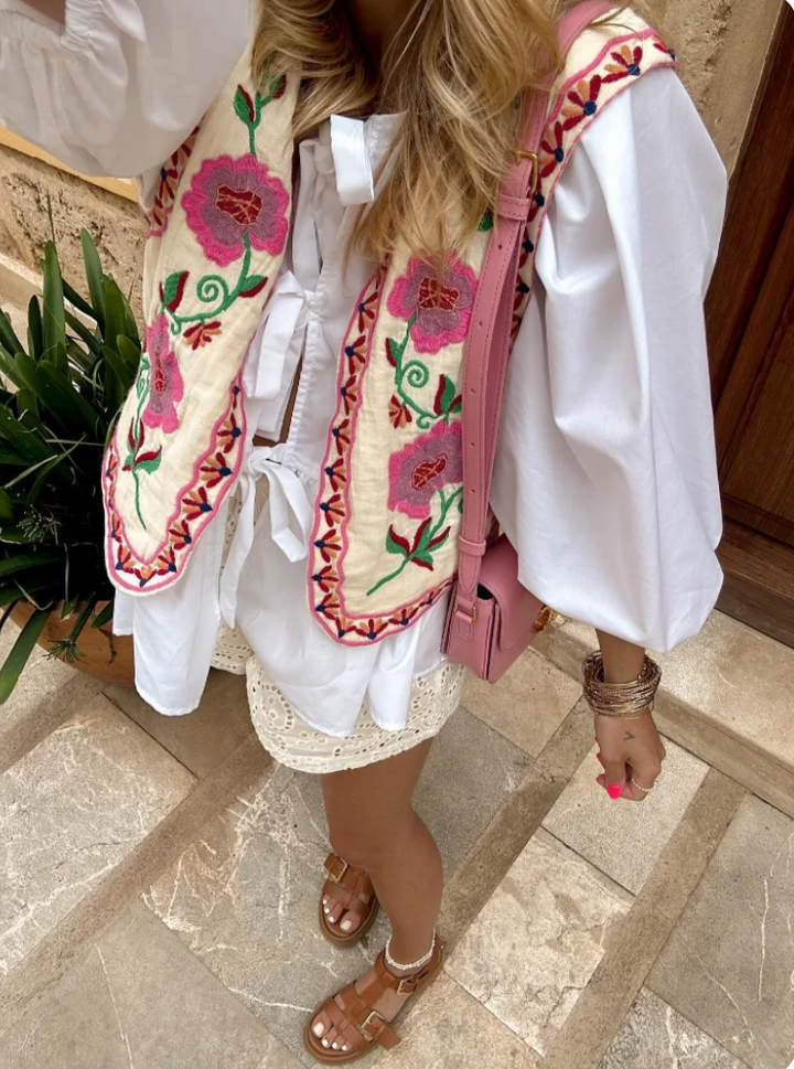 "Luchtig Gilda Wildflower gilet met crèmewitte kleur en bloemmotief, perfecte veelzijdige zomermode voor vrouwen."