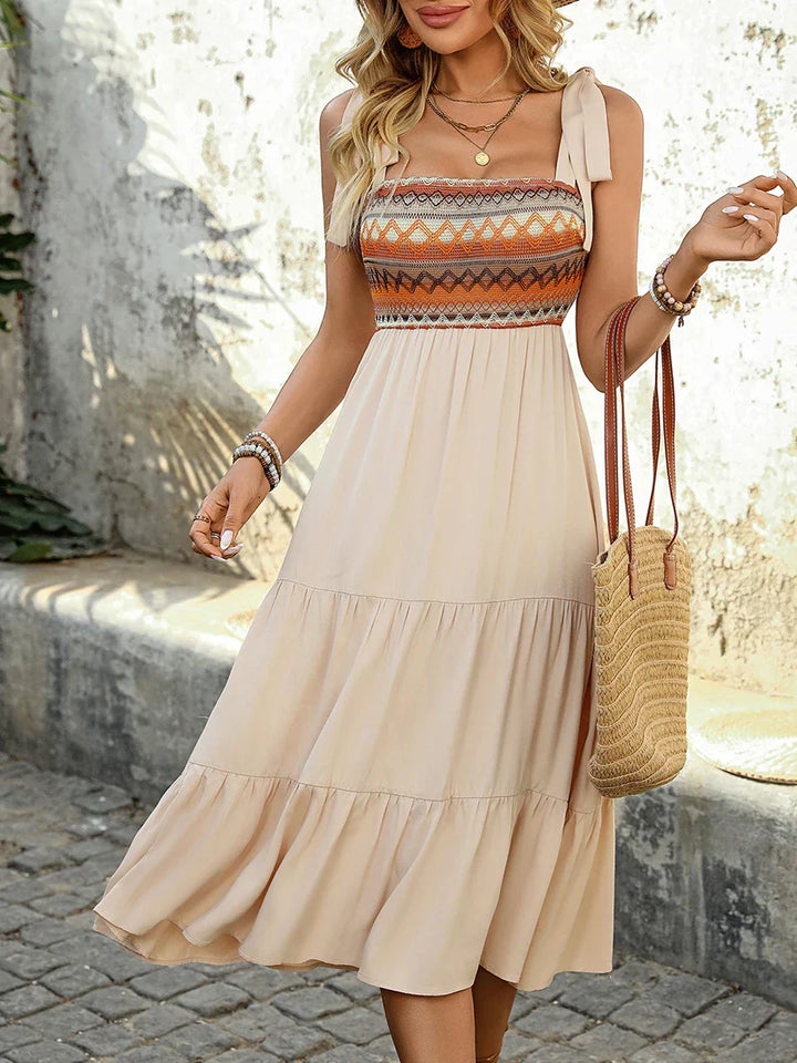 Comfortabele beige midi jurk voor dames, ideaal als zomerjurk met spaghettibandjes voor vakantie of een dagje uit.