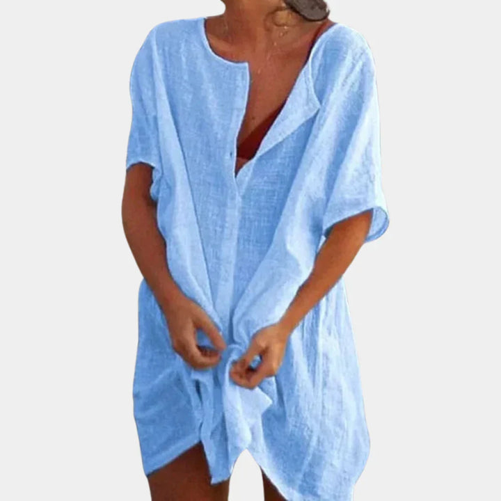Veelzijdige witte dames strandtuniek met relaxte pasvorm, perfect voor zomerse dagen en vrijetijd aan het water.