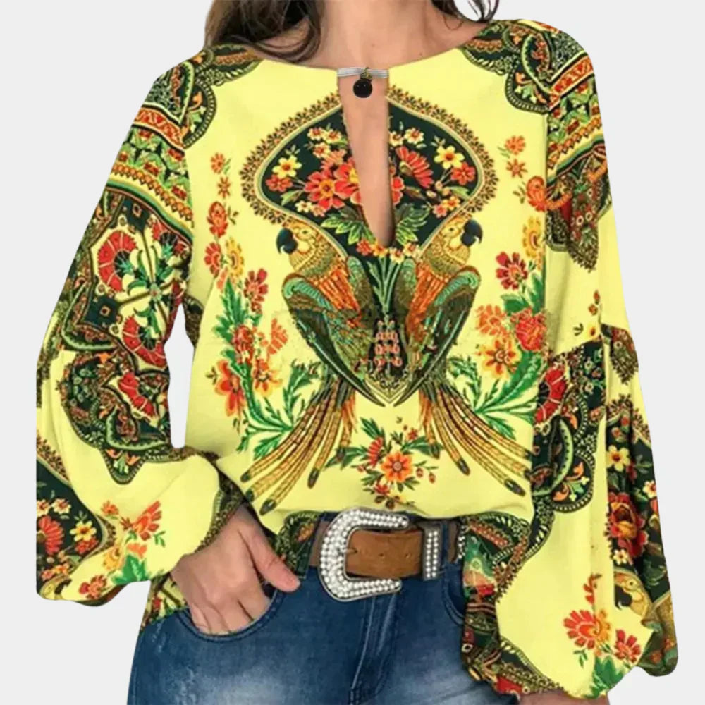 Elegante roze dames zomerblouse met delicate bloemenprint, perfect voor stijlvolle kleding.