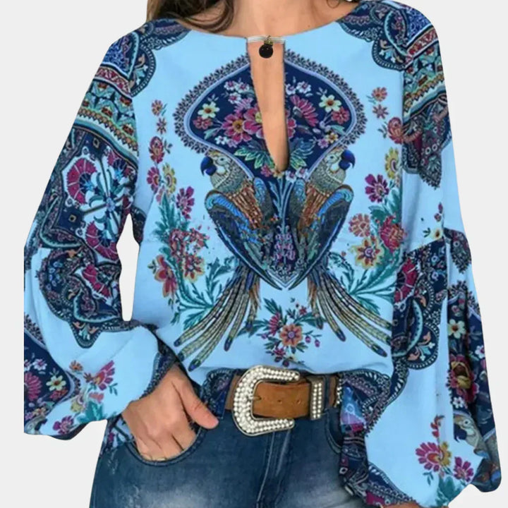 Luchtige gele damesblouse met vrolijke bloemenprint, een comfortabele keuze voor zonnige dagen.