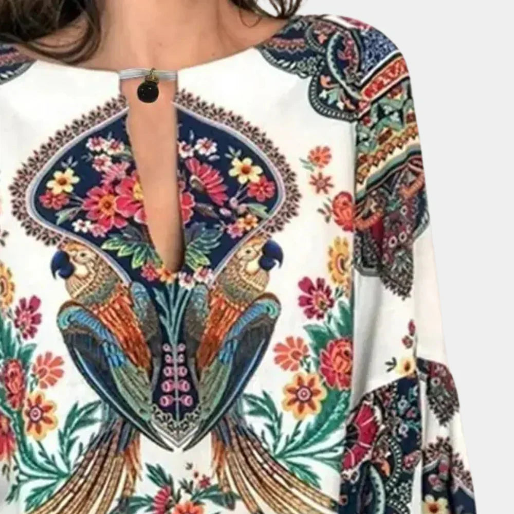 Vrouwelijke zomerblouse voor dames met levendige bloemenprint, luchtig en comfortabel voor elke gelegenheid.