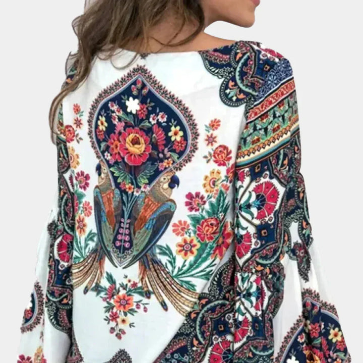Stijlvolle blauwe dames zomerblouse met bloemenprint, een luchtige en elegante toevoeging aan je kledingkast.