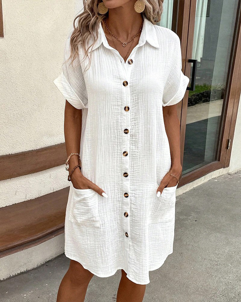 Luchtige dames zomerjurk Lotte met knoopsluiting en korte mouwen, perfect voor casual comfort.