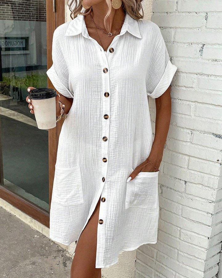 Dames zomerjurk Lotte met volledige knoopsluiting en korte mouwen, comfortabel en modieus.