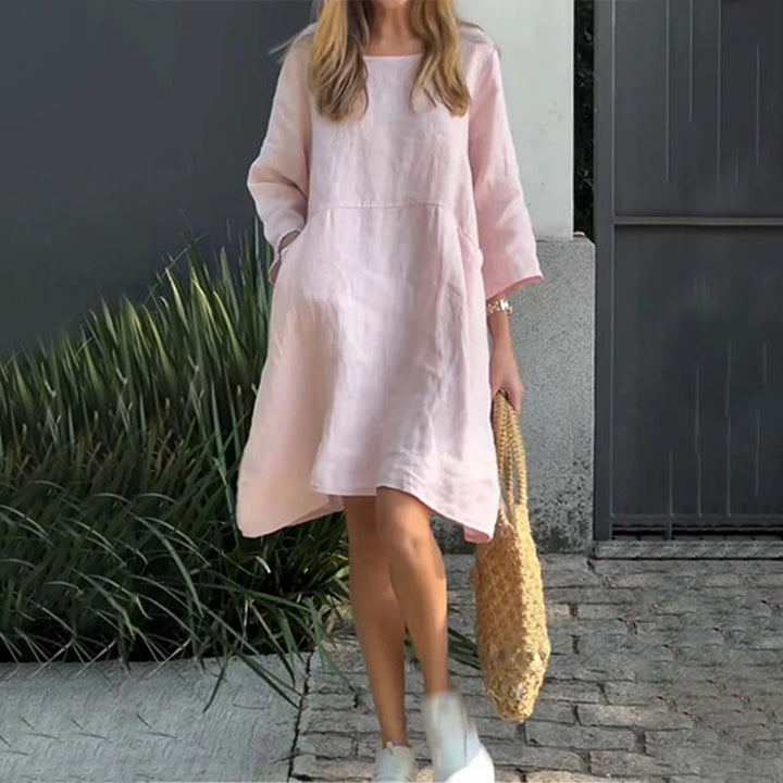 Luchtige dames zomerjurk Malia met losse pasvorm en praktische zakken, ideaal voor warme dagen.