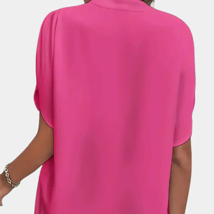 Veelzijdige Ella zomerblouse voor dames, casual en luchtig, ideaal voor warme dagen en vakantie.