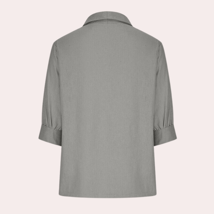 "Luchtige damesblouse in grijs linnen met elegante envelop halslijn, stijlvolle knopen, perfect voor lente en zomer."