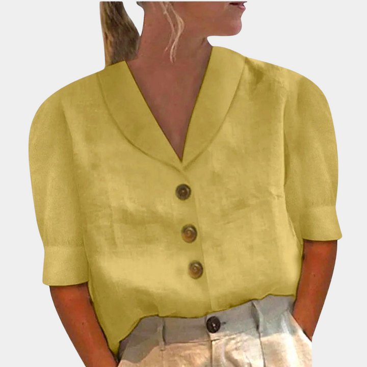"Luchtige damesblouse in grijs linnen met elegante envelop halslijn, stijlvolle knopen, perfect voor lente en zomer."