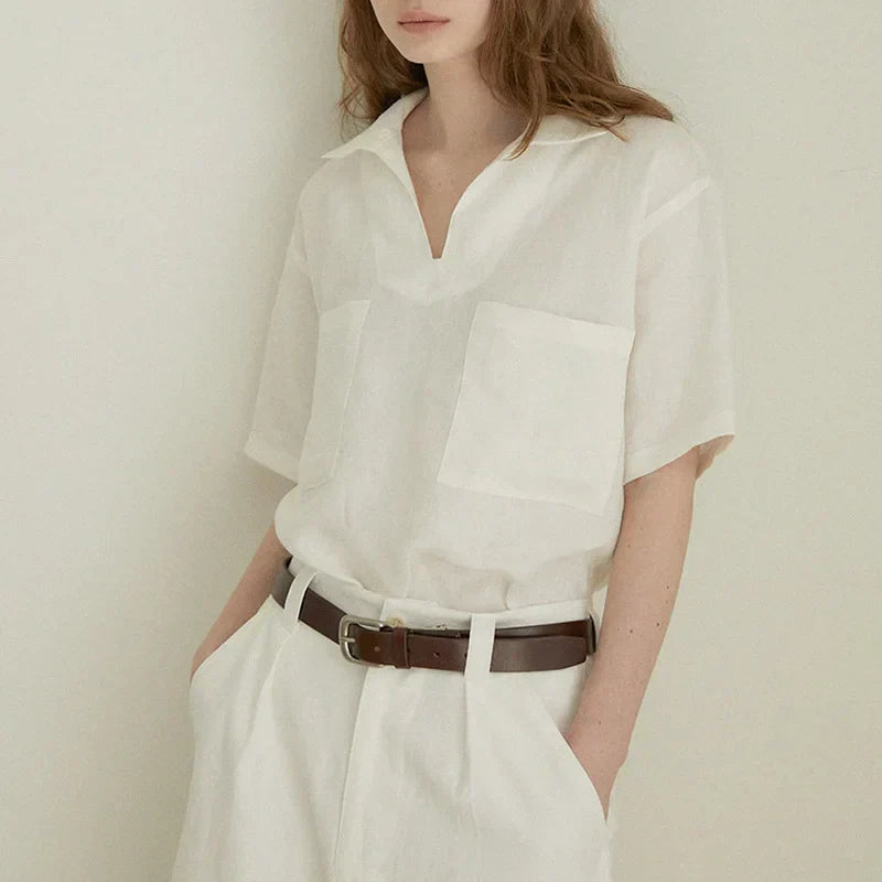 Luchtige damesblouse met korte mouwen en V-hals, ideaal voor de zomer. Losvallend en casual.