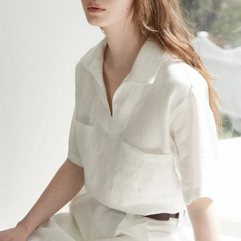 Elegante linnen damesblouse 'Milena' met korte mouwen en V-hals. Tijdloos model voor warme dagen.