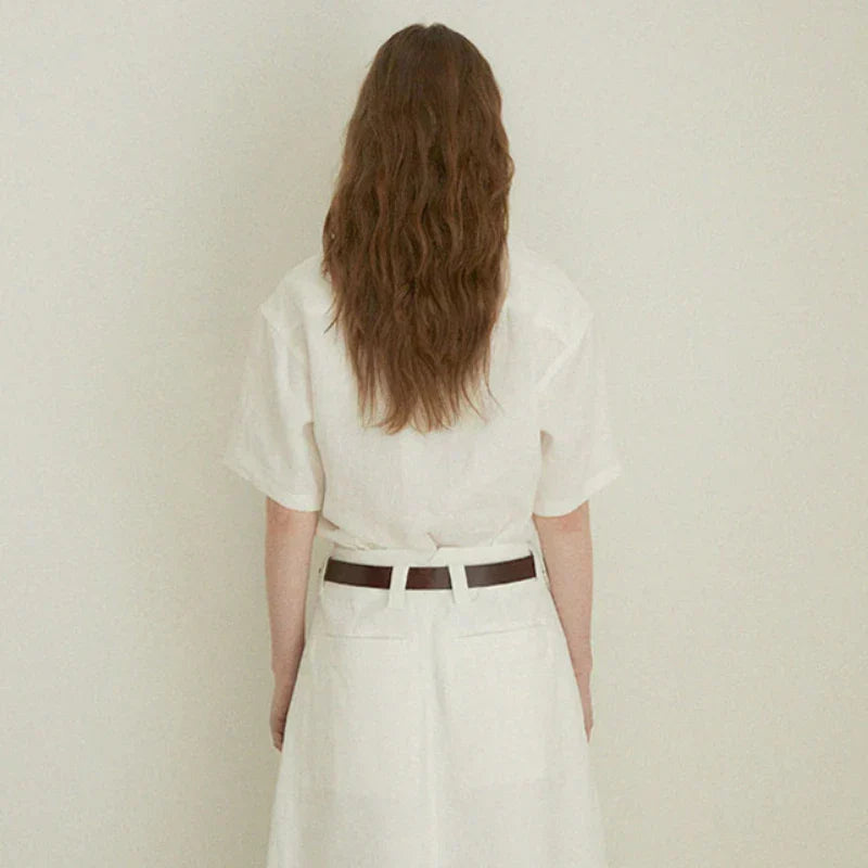 Tijdloze luchtige V-hals blouse voor dames, met korte mouwen. Geschikt voor casual en elegante zomeroutfits.