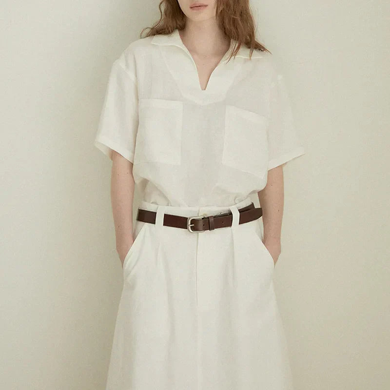 Moderne damesblouse met korte mouwen en V-hals, ideaal voor een luchtige alledaagse zomerlook. Tijdloos design.