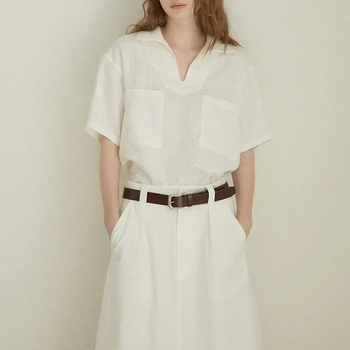 Moderne damesblouse met korte mouwen en V-hals, ideaal voor een luchtige alledaagse zomerlook. Tijdloos design.