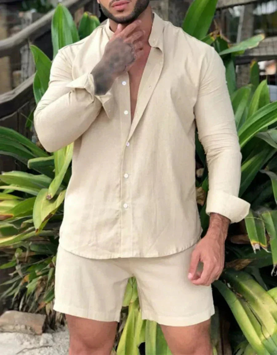 Luchtige en stijlvolle heren zomerset Marlo met overhemd en korte broek, ideaal voor casual resortwear.