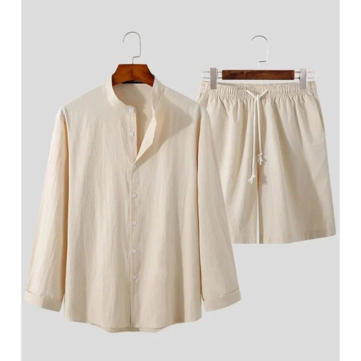 Moderne heren zomerset Marlo met een casual overhemd en comfortabele shorts, perfect voor een zomerse look.