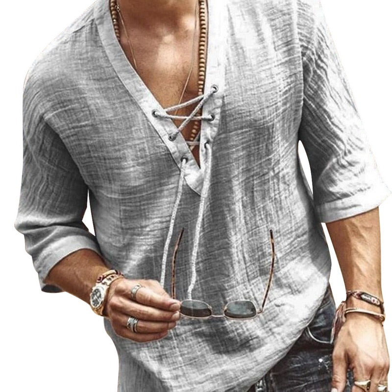 Model draagt comfortabele heren Kay zomerblouse; perfect voor strand of festival.