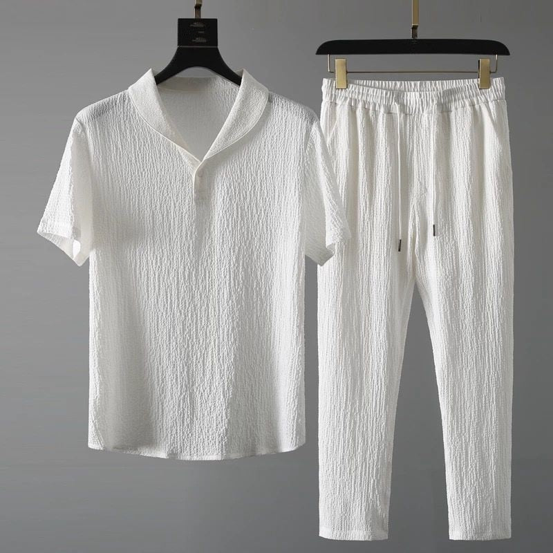 Luchtige herenset Lyno in wit; stijlvolle zomer outfit voor mannen, comfortabele blouse en broek.