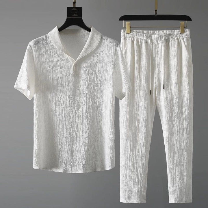 Luchtige herenset Lyno in wit; stijlvolle zomer outfit voor mannen, comfortabele blouse en broek.