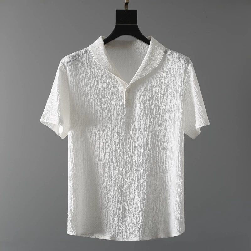 Stijlvolle Lyno outfitset voor mannen; luchtige witte blouse en comfortabele broek, perfect voor zomer.