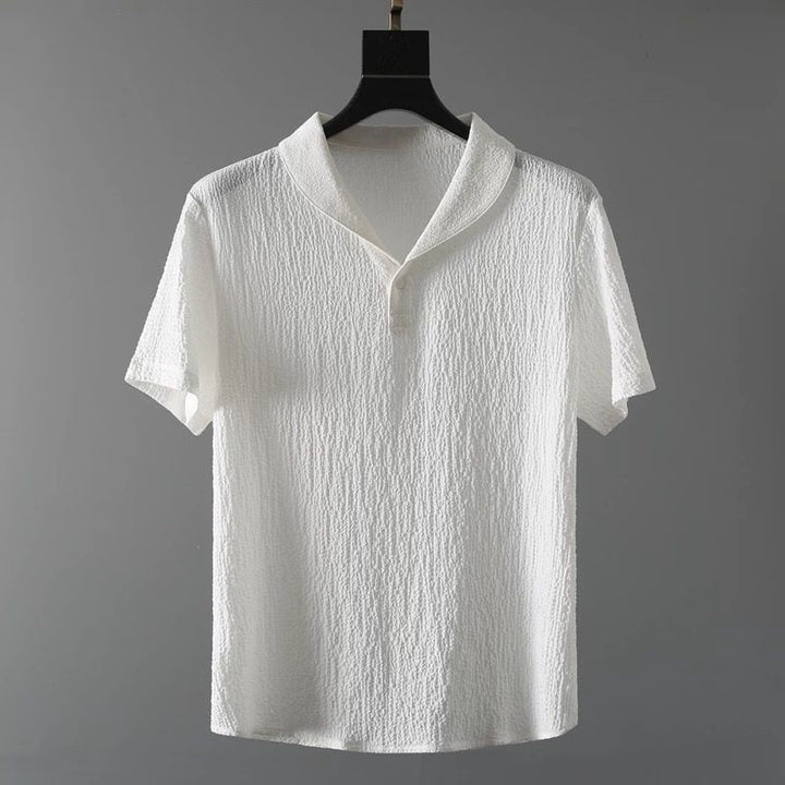 Stijlvolle Lyno outfitset voor mannen; luchtige witte blouse en comfortabele broek, perfect voor zomer.