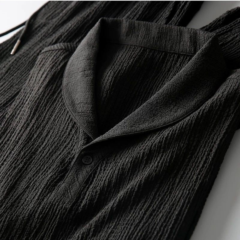 Zomerse Lyno herenset voor mannen; comfortabele zwarte outfit met luchtige blouse en broek.