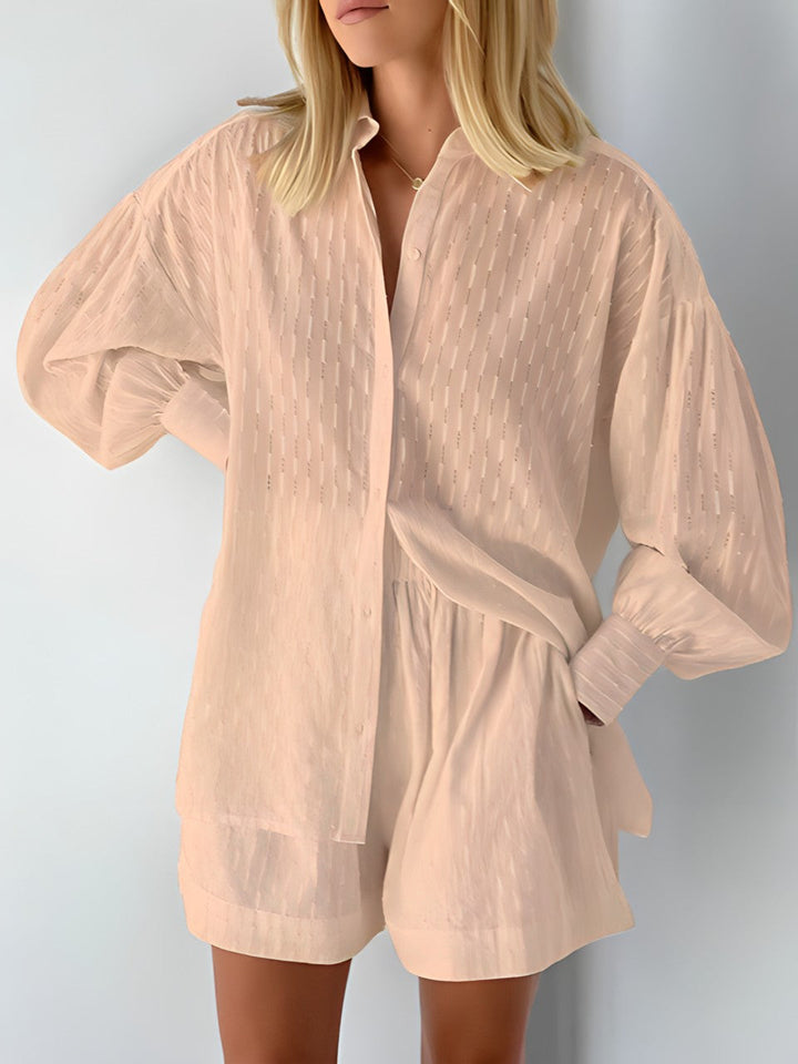 Comfortabele Juna zomerset voor dames: luchtige blouse en shorts, ideaal als vakantie outfit.